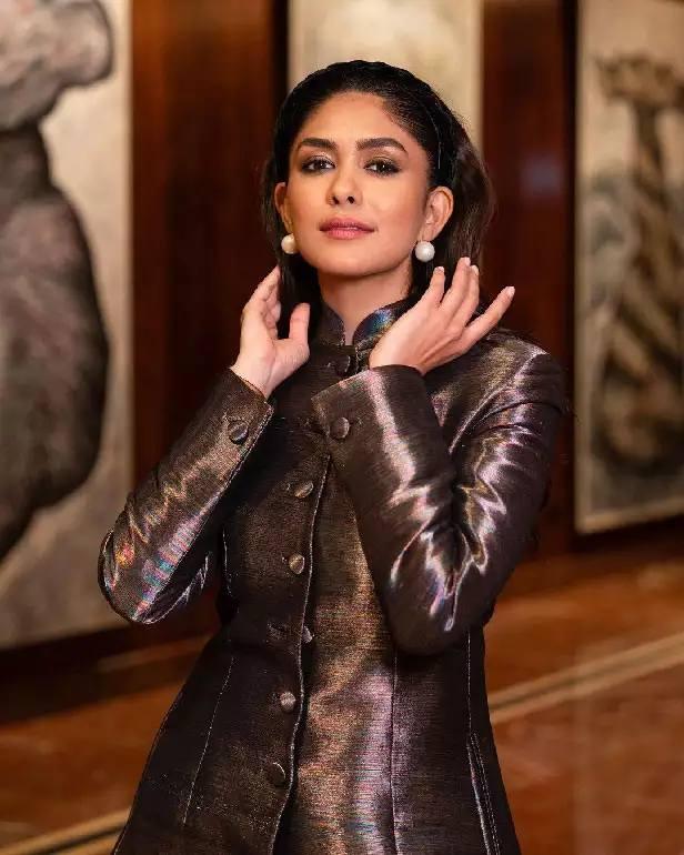 mrunal-thakur-looking-so-fabulous
